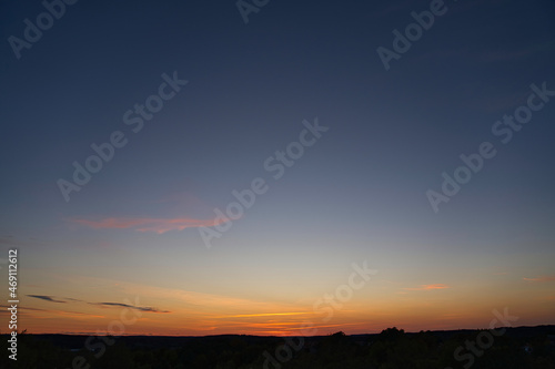 夕暮れのオレンジ色の空と地平線 © HiroSund