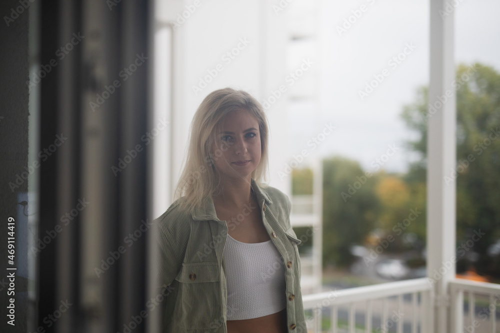 Schöne Blonde Frau in weißen Pullover Zuhause Schöne Blonde Frau in weißen Pullover Zuhause