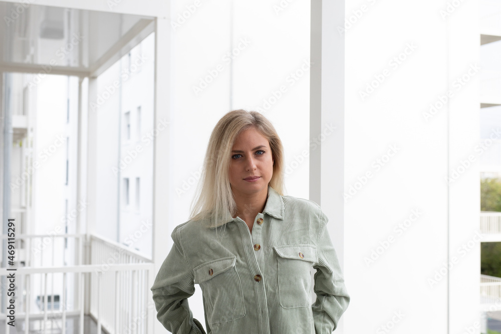 Schöne Blonde Frau in weißen Pullover Zuhause Schöne Blonde Frau in weißen Pullover Zuhause