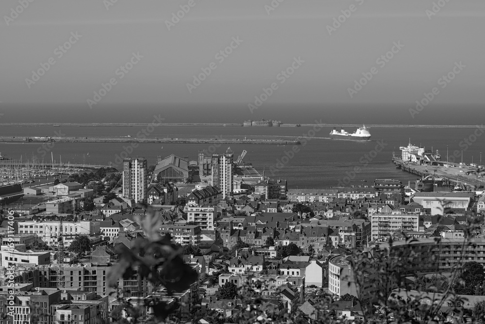 En noir et blanc, Cité de la mer et rade de Cherbourg dans le Cotentin, en Normandie vu depuis le fort de la Roule