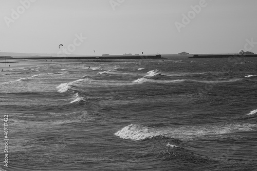 En noir et blanc, plage de Collignon à Tourlaville dans le Cotentin face à la rade de Cherbourg  photo