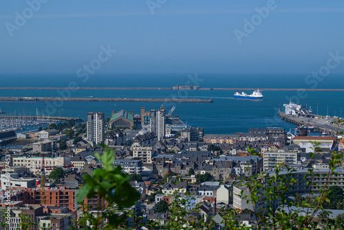 Cité de la mer et rade de Cherbourg dans le Cotentin, en Normandie vu depuis le fort de la Roule photo
