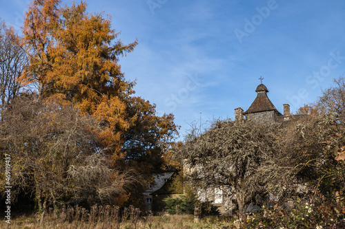 Marcillac la Croisille (Corrèze, France) - Maison pittoresque et son parc en automne