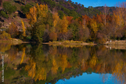 rzeka jesień góry drzewa natura kolory