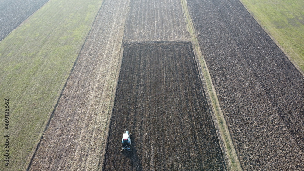 Obraz premium a bird's eye view of a tractor working the land
