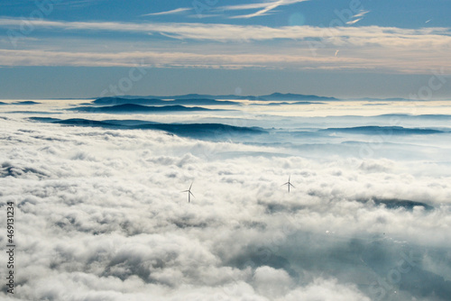 Windenergieanlagen in einer Nebel- und Wolken- Schicht in Pfreimd im Bundesland Bayern, Deutschland © re