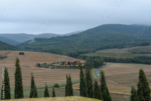 Wallpaper Mural Toskanische Landschaft in der Dämmerung  mit Bergen Zypressen, Häusern und Feldern im Herbst Torontodigital.ca