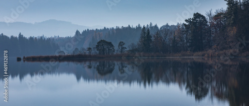 Fototapeta Naklejka Na Ścianę i Meble -  Landschaft am Morgen spiegelt sich im See