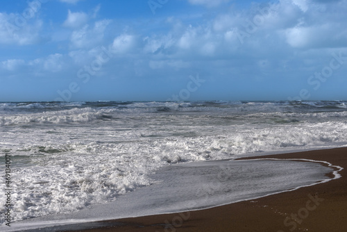 Stürmisches Meer bei Sonne und Wolken in der Toskana bei Bibbona