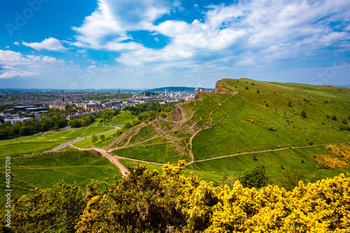 Foto Cityscape of Edinburgh from Arthur's Seat in a beautiful summer day, Scotland, U