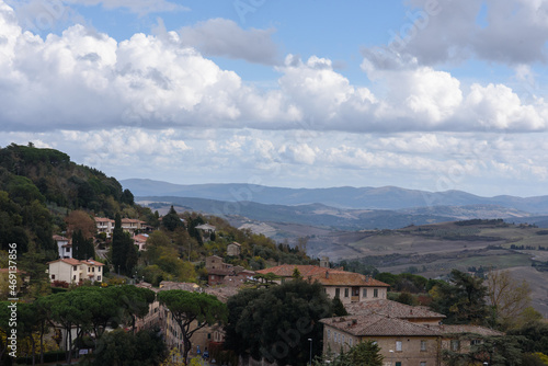 Blick in die Landschaft von Volterra, Italien, im Herbst mit Häusern im vordergrund