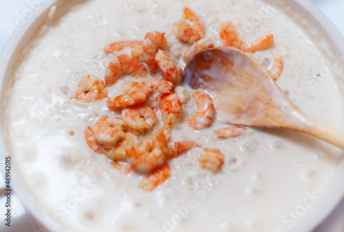 Cooking shrimp risotto in creamy sauce