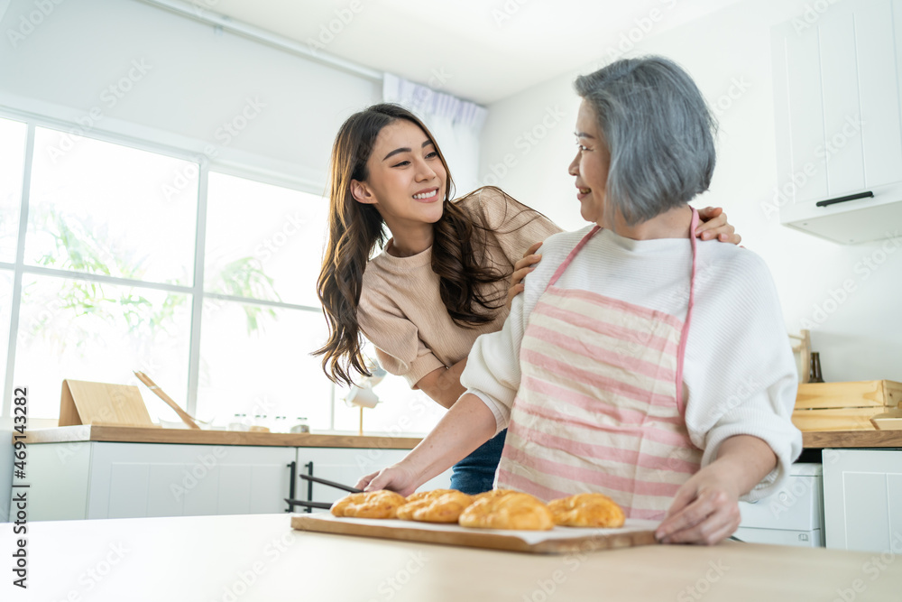 Obraz premium Asian lovely family, young daughter look to old mother cook in kitchen. 