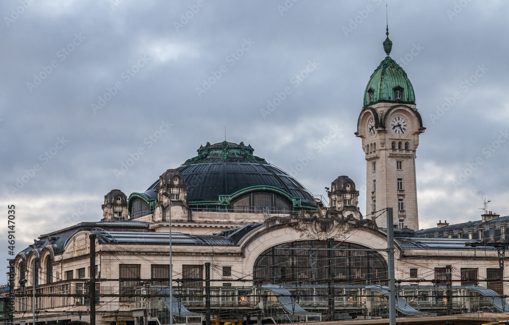 Naklejka premium Limoges (Haute Vienne, France) - Coupole et campanile de la gare des Bénédictins