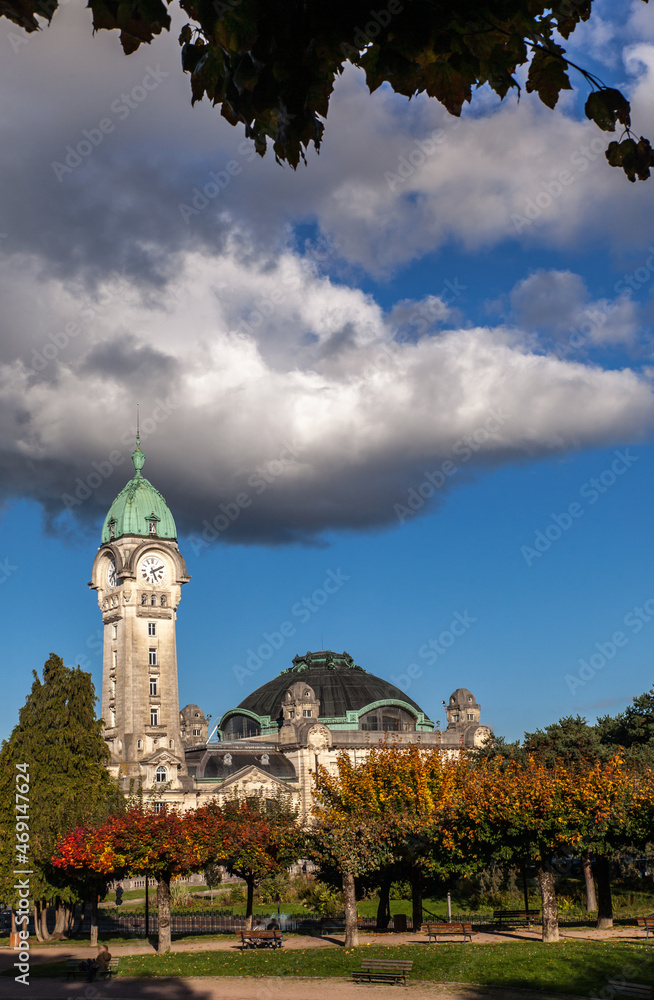 Fototapeta premium Limoges (Haute Vienne, France) - Vue automnale de la gare des Bénédictins depuis le champ de Juillet