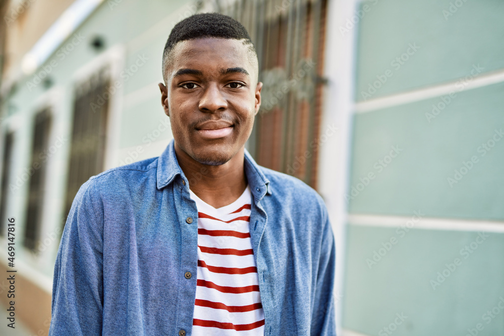 Obraz premium Young african american man smiling happy standing at the city.