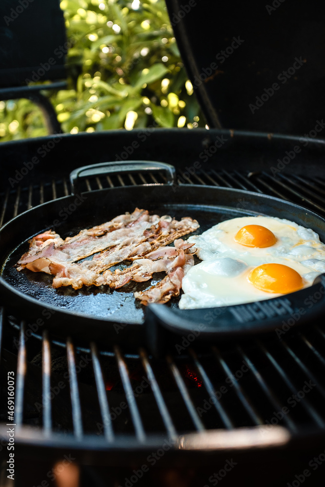 Frühstück, essen, Spiegelei, Speck, Ei, Bacon, Grill, Griller, Barbecue, BBQ, Gusseisenpfanne, Frühstück, essen, Spiegelei, Speck, Ei, Bacon, Grill, Griller, Barbecue, BBQ, Gusseisenpfanne,