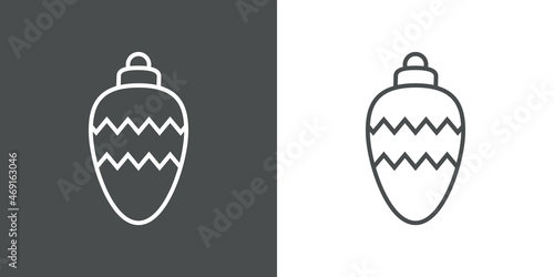 Decoración para árbol de navidad. Icono silueta de bola de navidad ovalada con líneas con forma de zigzag en fondo gris y fondo blanco