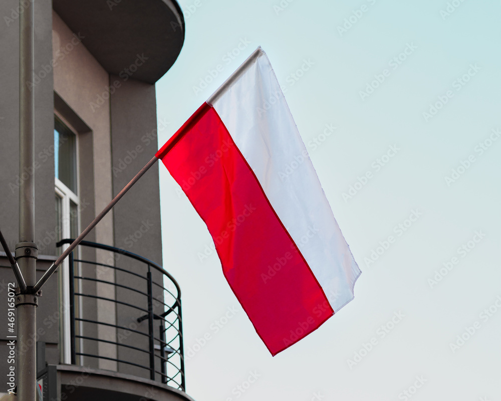 Polska flaga na maszcie, biało-czerwona flaga, Polska, 11 listopada, 3 maja,  święto narodowe - obrazy, fototapety, plakaty 