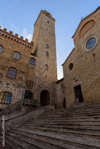 Fototapeta Naklejka Na Ścianę i Meble -  Geschlechtertürme in San Gimignano, Toskana,  bei Himmel und Wolken mit Sonnenschien