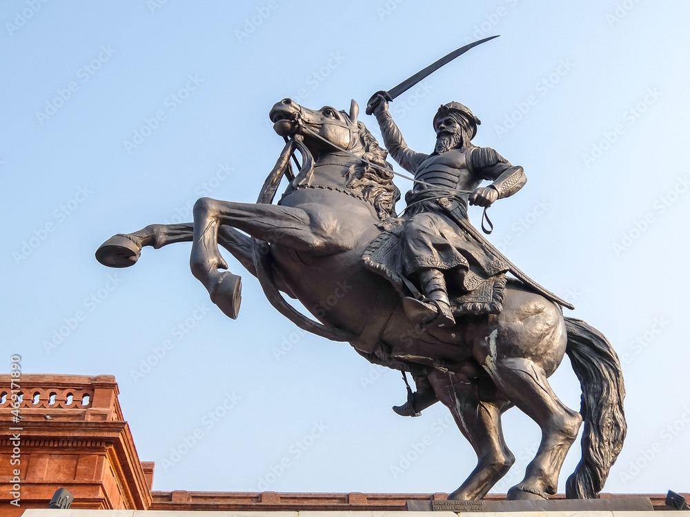 Obraz premium Amritsar, India. View of statue in front of Pandit Moti Lal Nehru Municipal Library in Amritsar.