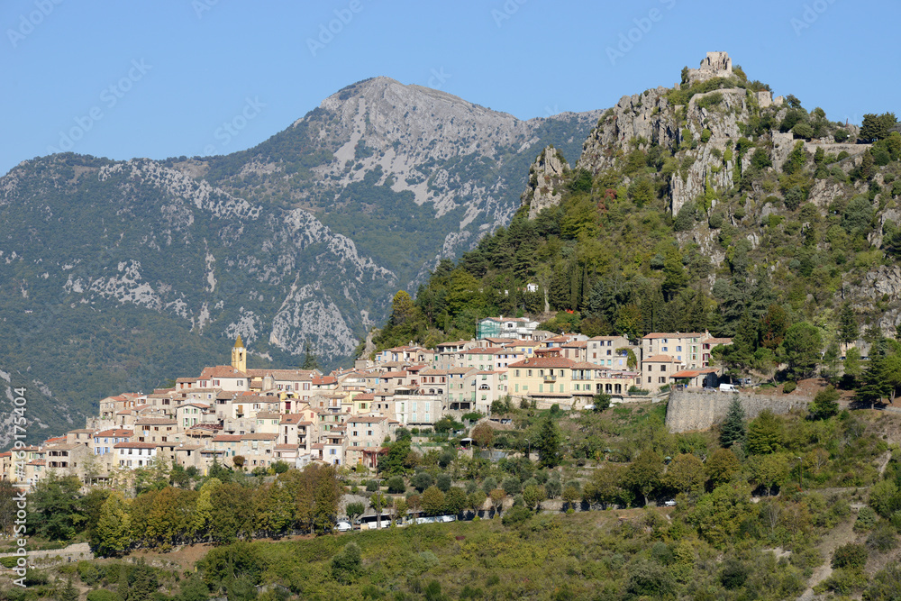 un village médiéval de montagne et son château - Alpes Maritimes 