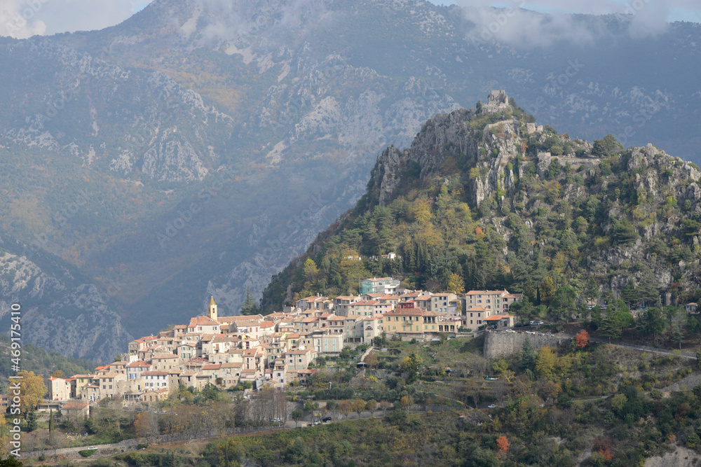 village perché en automne - Alpes-Maritimes