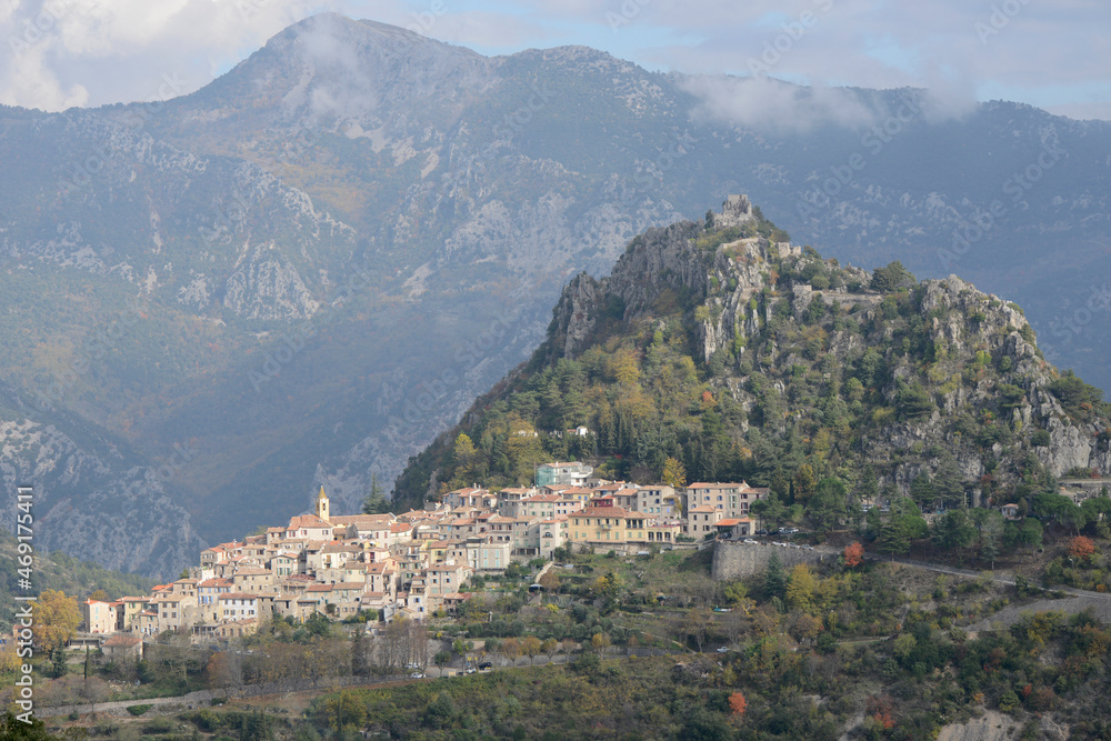 vue d'un village perché à l'automne - Sainte Agnès Alpes-Maritimes