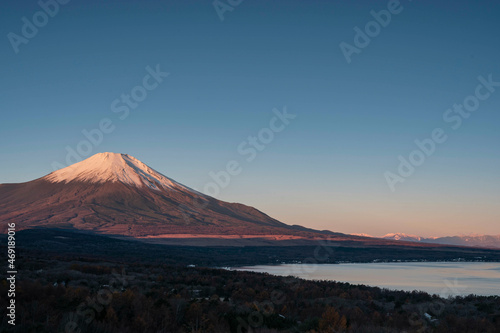 紅葉と富士山 © hikka15