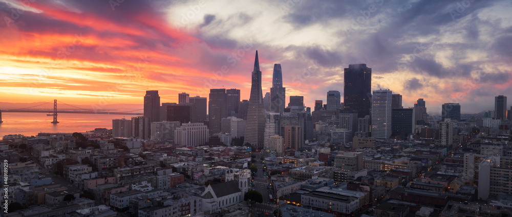Fototapeta premium San Francisco Skyline at Sunrise