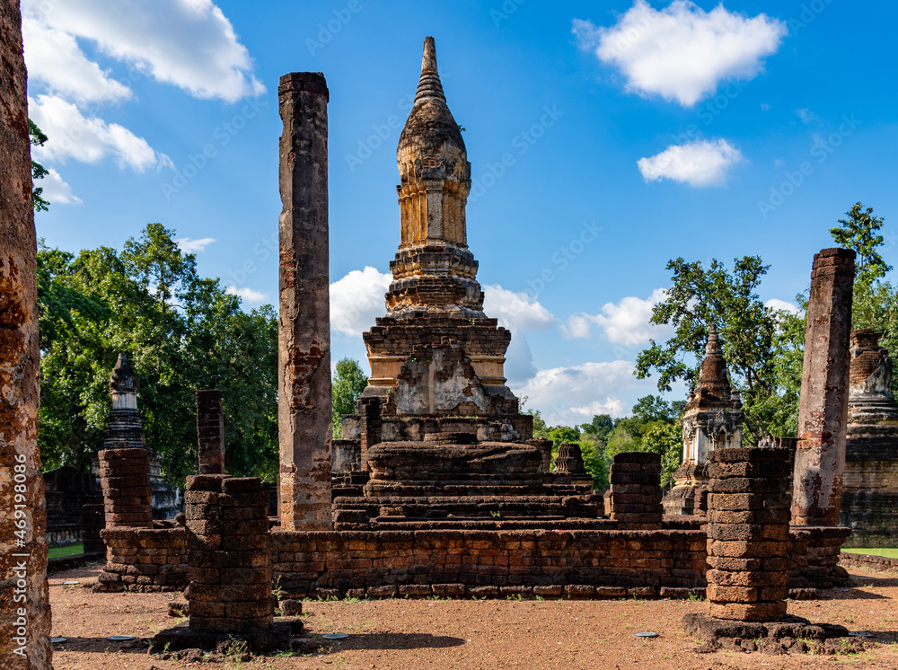 Obraz premium Ancient Ruins and Historical Parks in Thailand