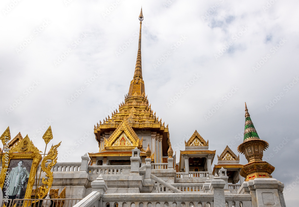 Fototapeta premium Landmark Wat Traimit Buddhist Temple in Chinatown in Bangkok