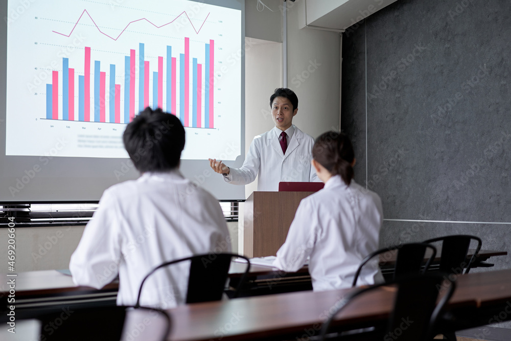 Fototapeta premium セミナーで登壇する医療関係者