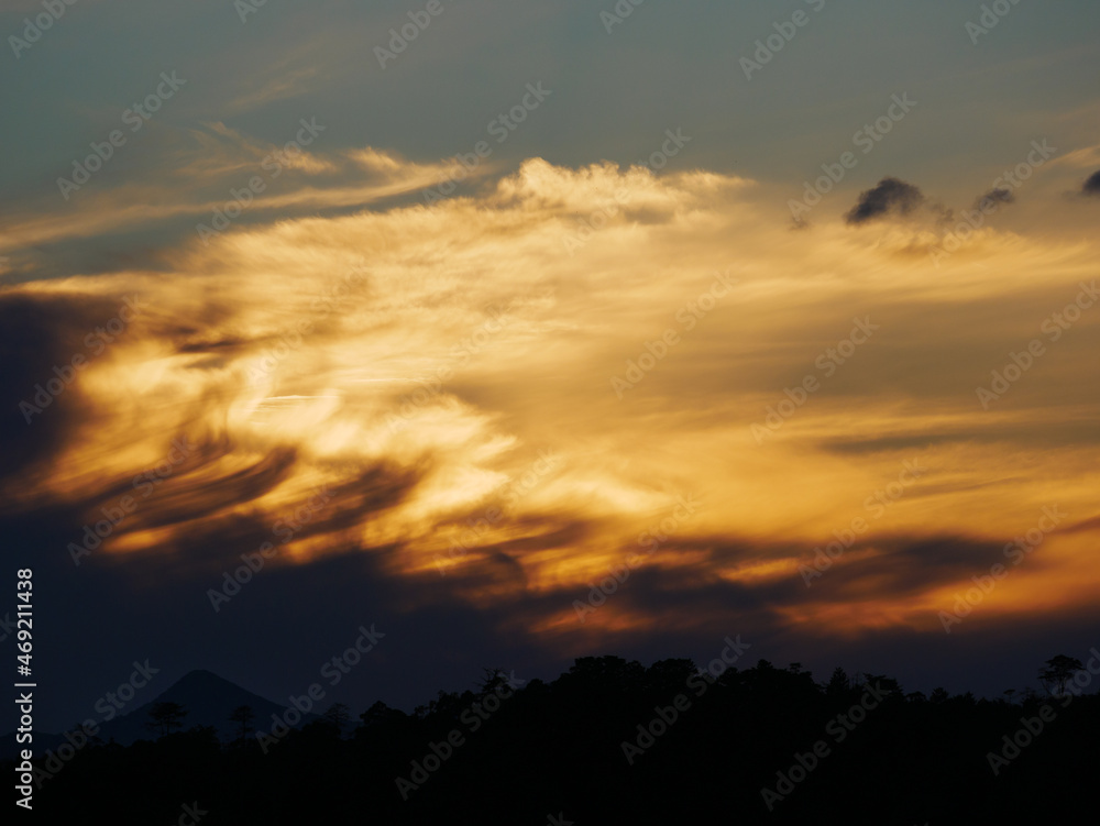 Fototapeta premium 鮮やかな夕焼雲と富士山に似た山影【三重県熊野市 夕陽の丘公園より】
