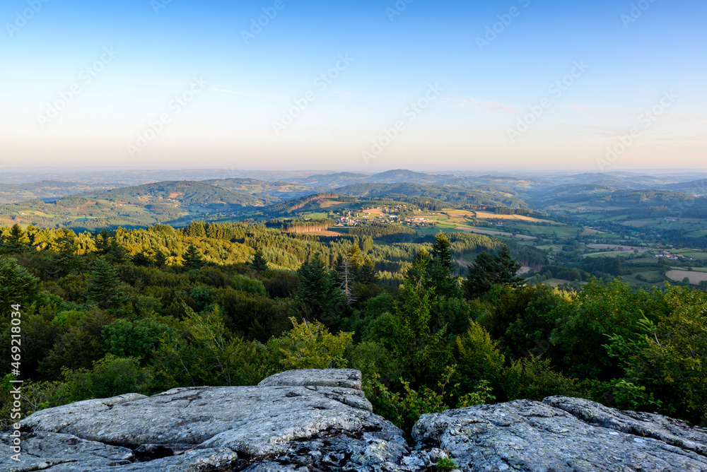 Premières lueurs matinales sur le rocher, La Roche d'Ajoux, Beaujolais, France