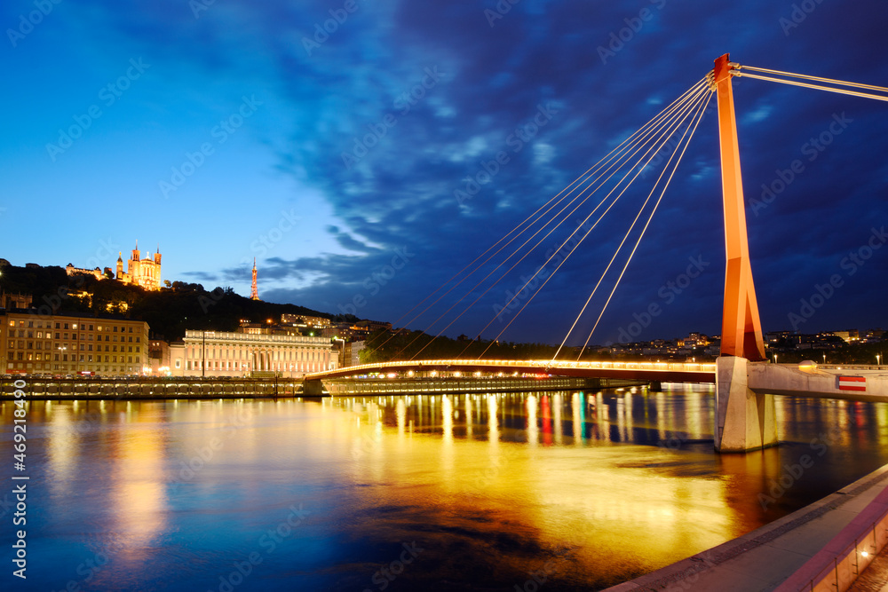Obraz premium Footbridge, courthouse and basilica at Lyon city with citylights, France