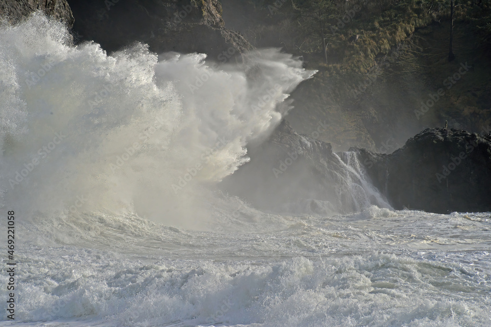 Spectacular surf at Cape Disappointment State Park