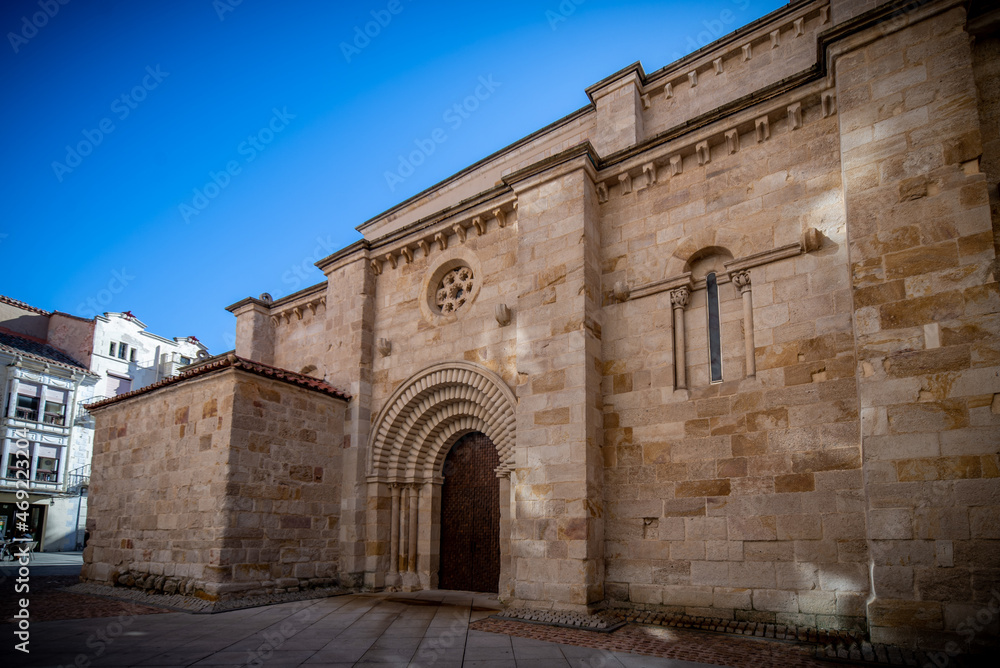 iglesia románica de Zamora en el casco histórico, España