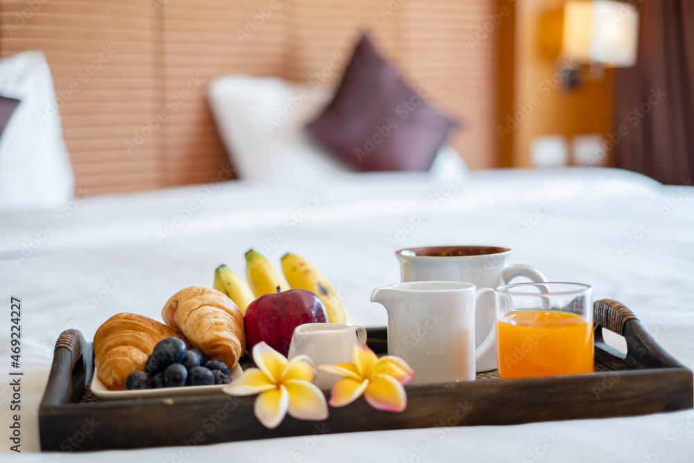 Focus on fruit. In a hotel room with fruit, place a tray on the bed to welcome the arrival of VIP guests Focus on fruit. In a hotel room with fruit, place a tray on the bed to welcome the arrival of VIP guests