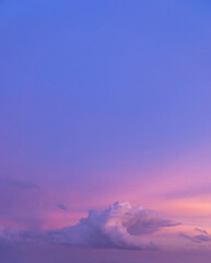 Fototapete Lavendelfarbene Motive Farbenfroher Wolkenhimmel bei Tagesanbruch  © CravenA