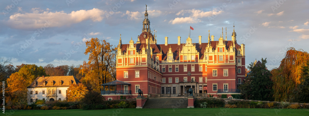 Obraz premium Bad Muskau Castle surrounded by autumn park-panorama