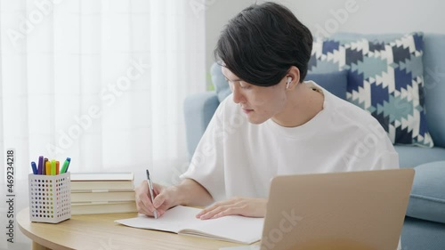 パソコンを見て勉強する若い男性・オンライン授業	 photo