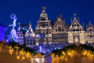 Tableau sur plexiglas Anvers Marché de Noël illuminé place centrale Anvers  © kite_rin
