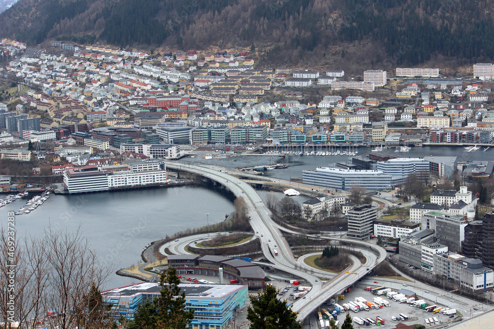 Obraz premium Panorama of the city with a bridge constructing two shores