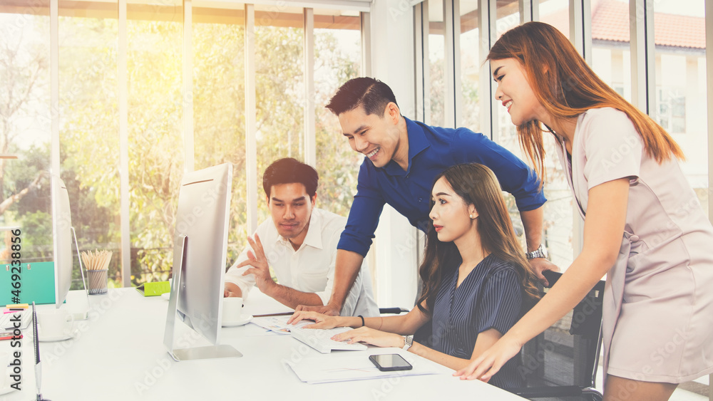 Group of asian business people are discussing computers in the office, introducing jobs, information and commenting on the same team. Group of asian business people are discussing computers in the office, introducing jobs, information and commenting on the same team.