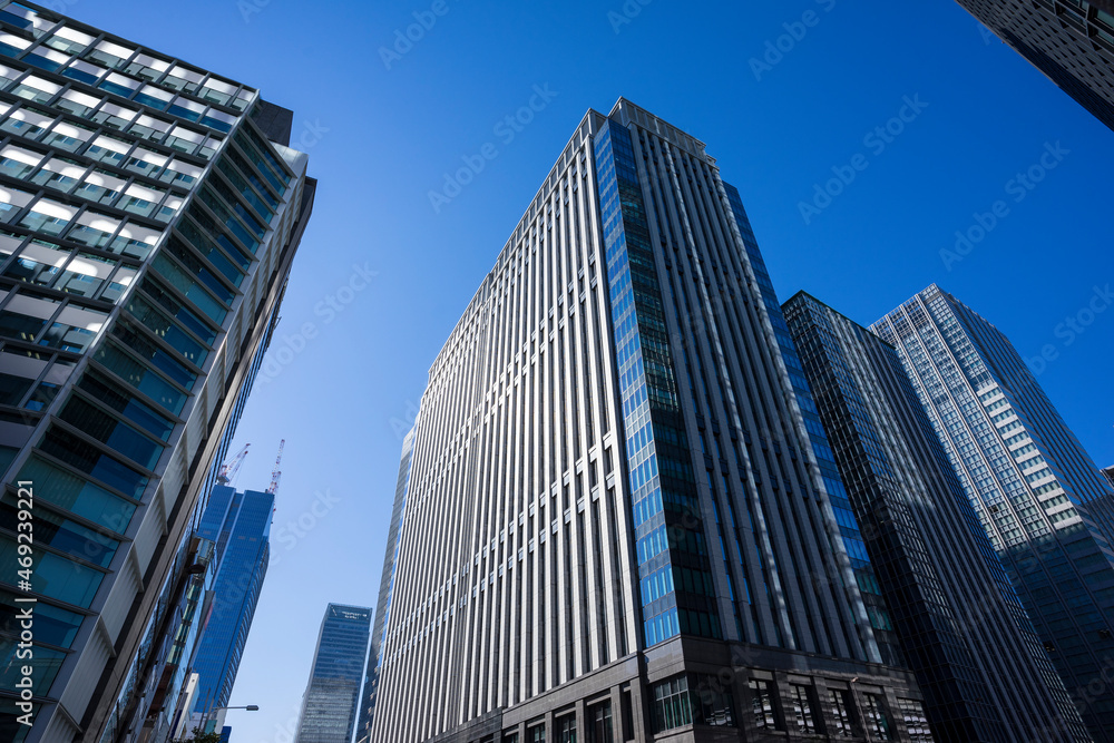 東京大手町のオフィスビル群の風景