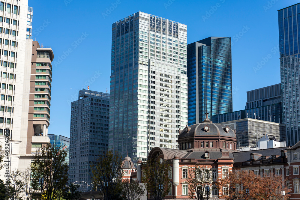 東京駅と周辺のビル群の風景