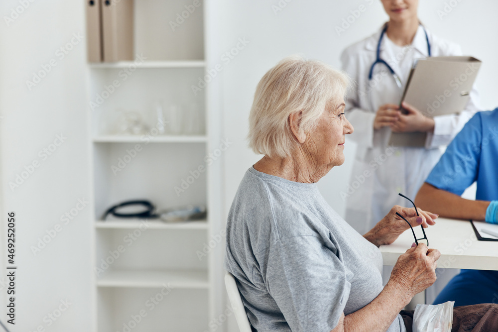 Obraz premium elderly woman hospital examination in the medical office