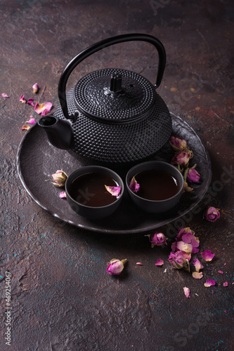 Εκτύπωση καμβά Black japanese cast iron teapot with tea of dry roses