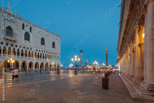 Fototapeta Naklejka Na Ścianę i Meble -  Venezia. Piazza San Marco verso San Giorgio Maggiore al crepuscolo
